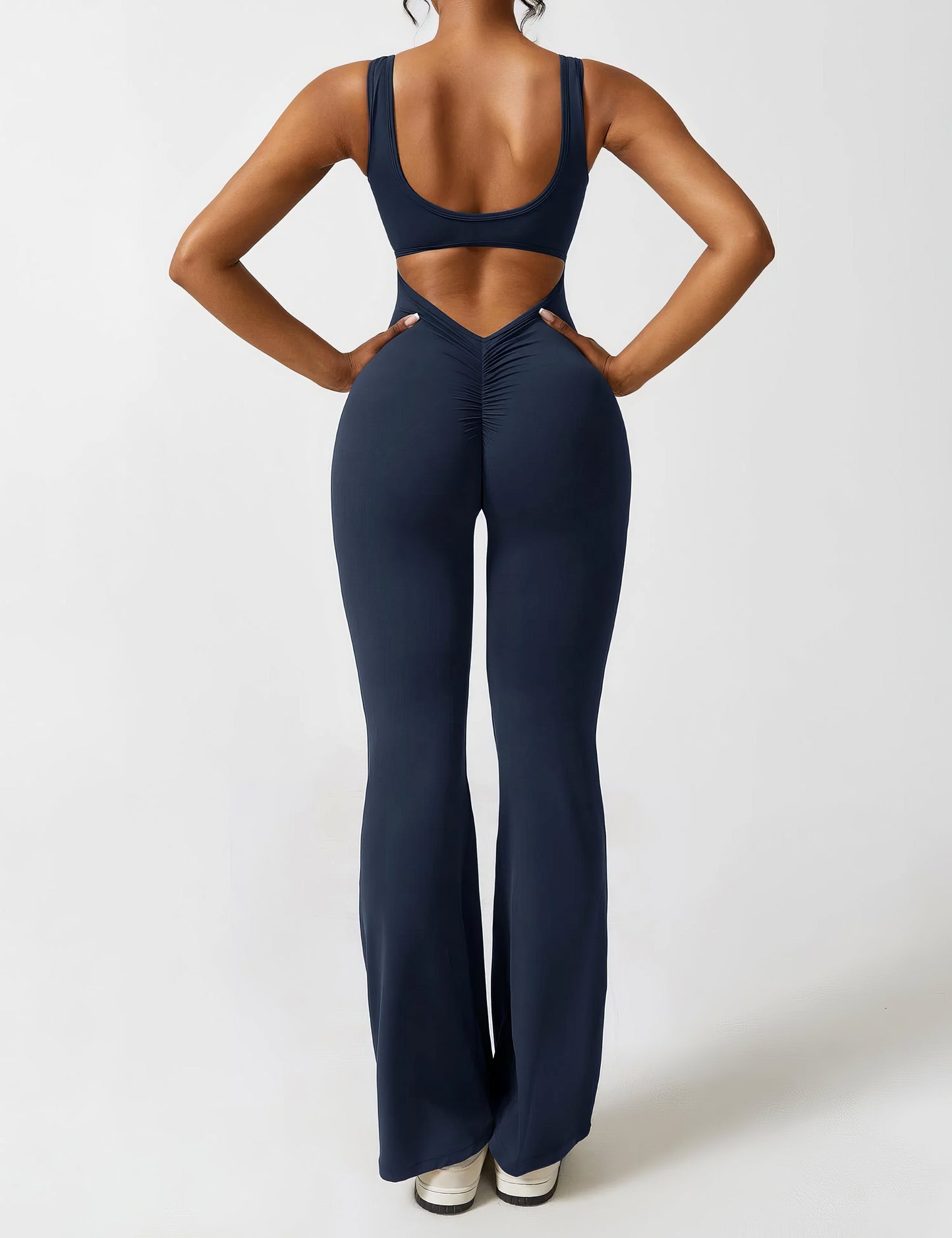 DEMI | AUSGESTELLTER JUMPSUIT MIT V-RÜCKEN
