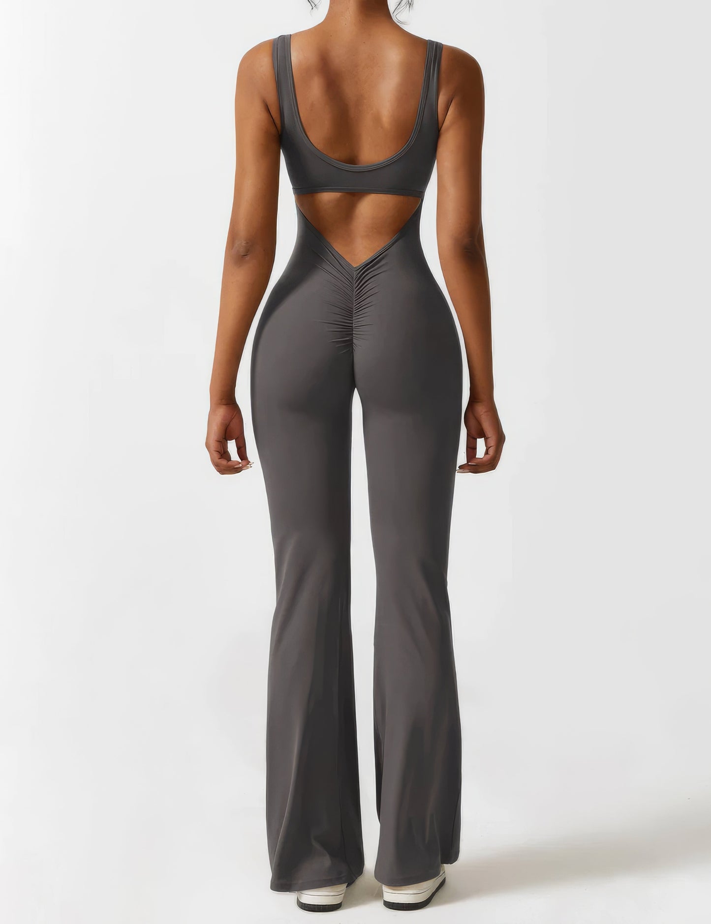 DEMI | AUSGESTELLTER JUMPSUIT MIT V-RÜCKEN