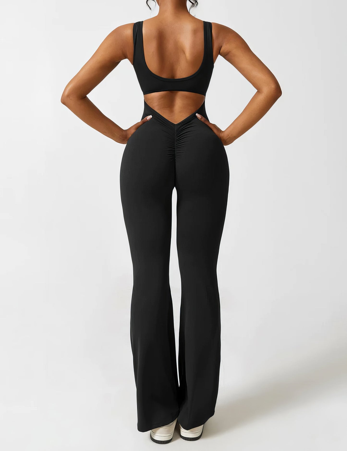 DEMI | AUSGESTELLTER JUMPSUIT MIT V-RÜCKEN