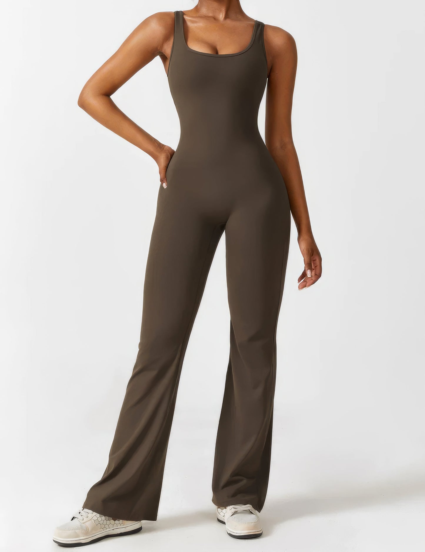 DEMI | AUSGESTELLTER JUMPSUIT MIT V-RÜCKEN
