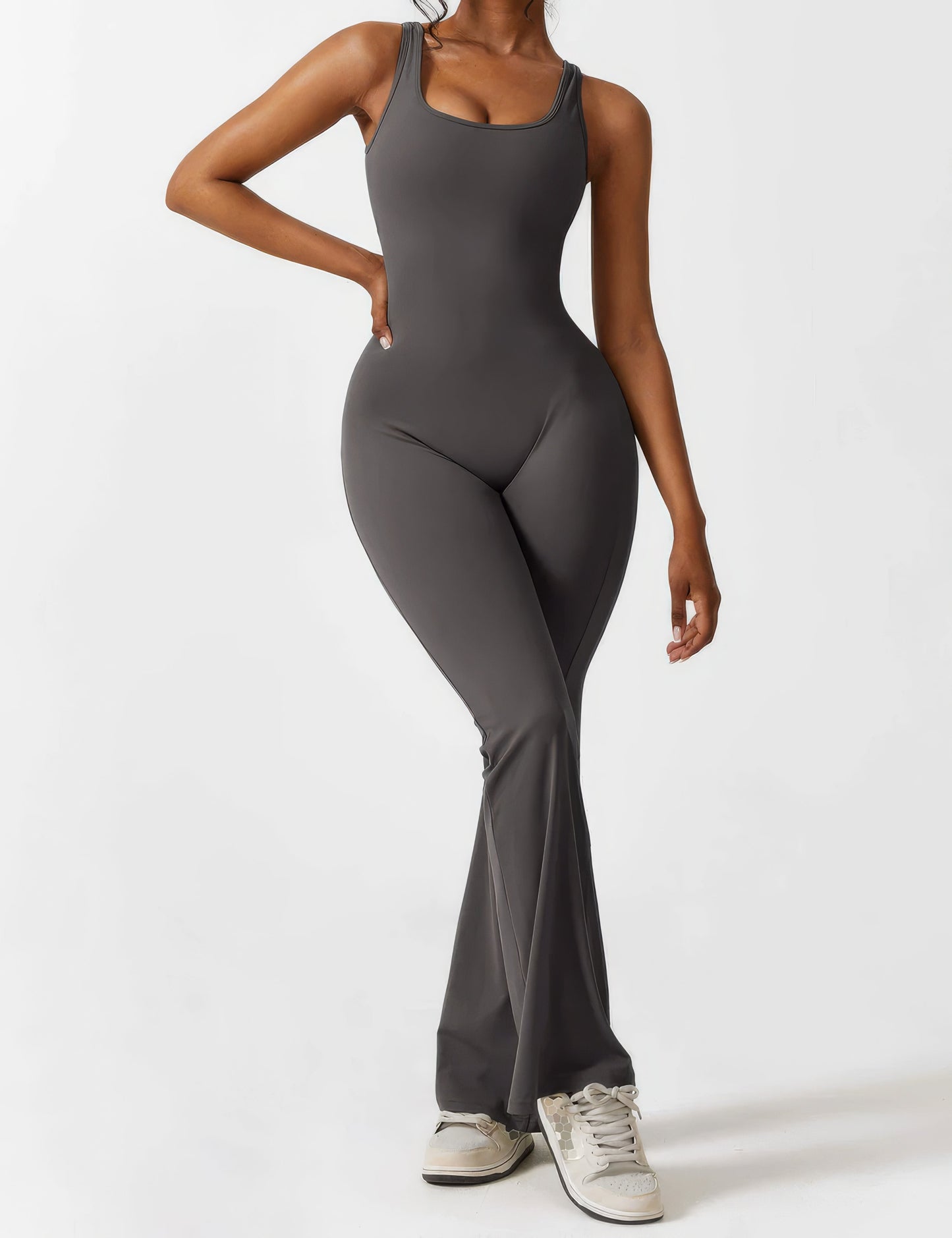 DEMI | AUSGESTELLTER JUMPSUIT MIT V-RÜCKEN