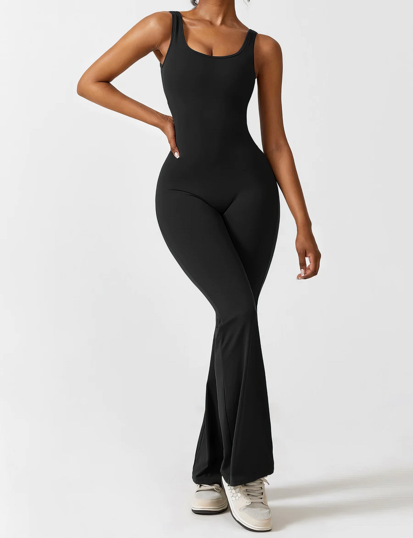 DEMI | AUSGESTELLTER JUMPSUIT MIT V-RÜCKEN