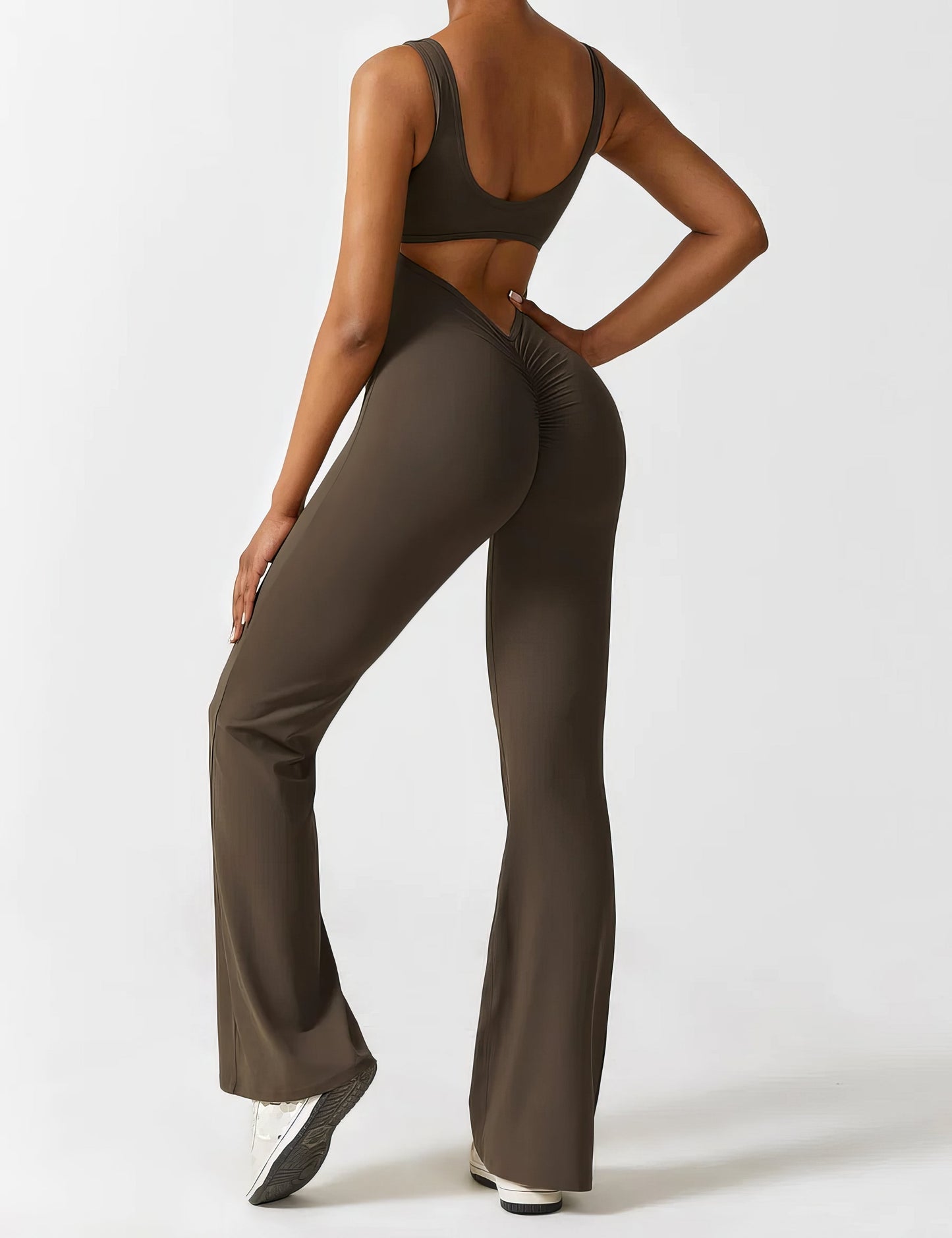 DEMI | AUSGESTELLTER JUMPSUIT MIT V-RÜCKEN