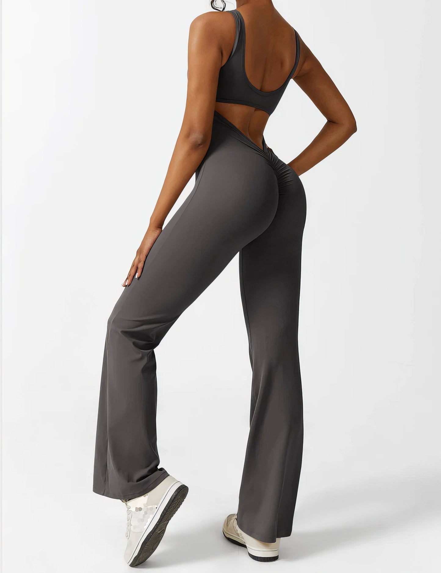 DEMI | AUSGESTELLTER JUMPSUIT MIT V-RÜCKEN