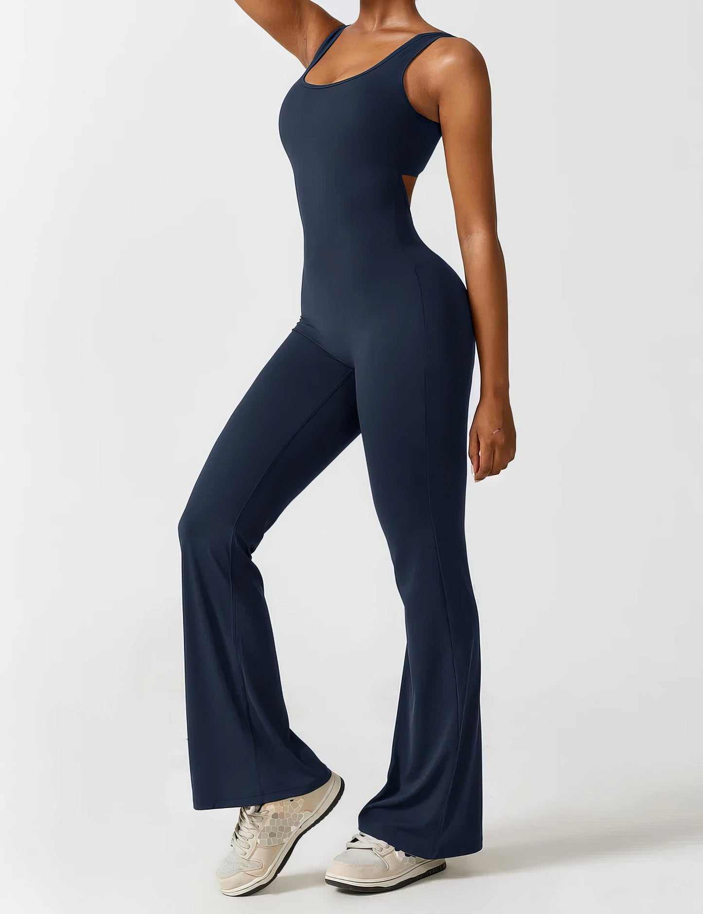 DEMI | AUSGESTELLTER JUMPSUIT MIT V-RÜCKEN