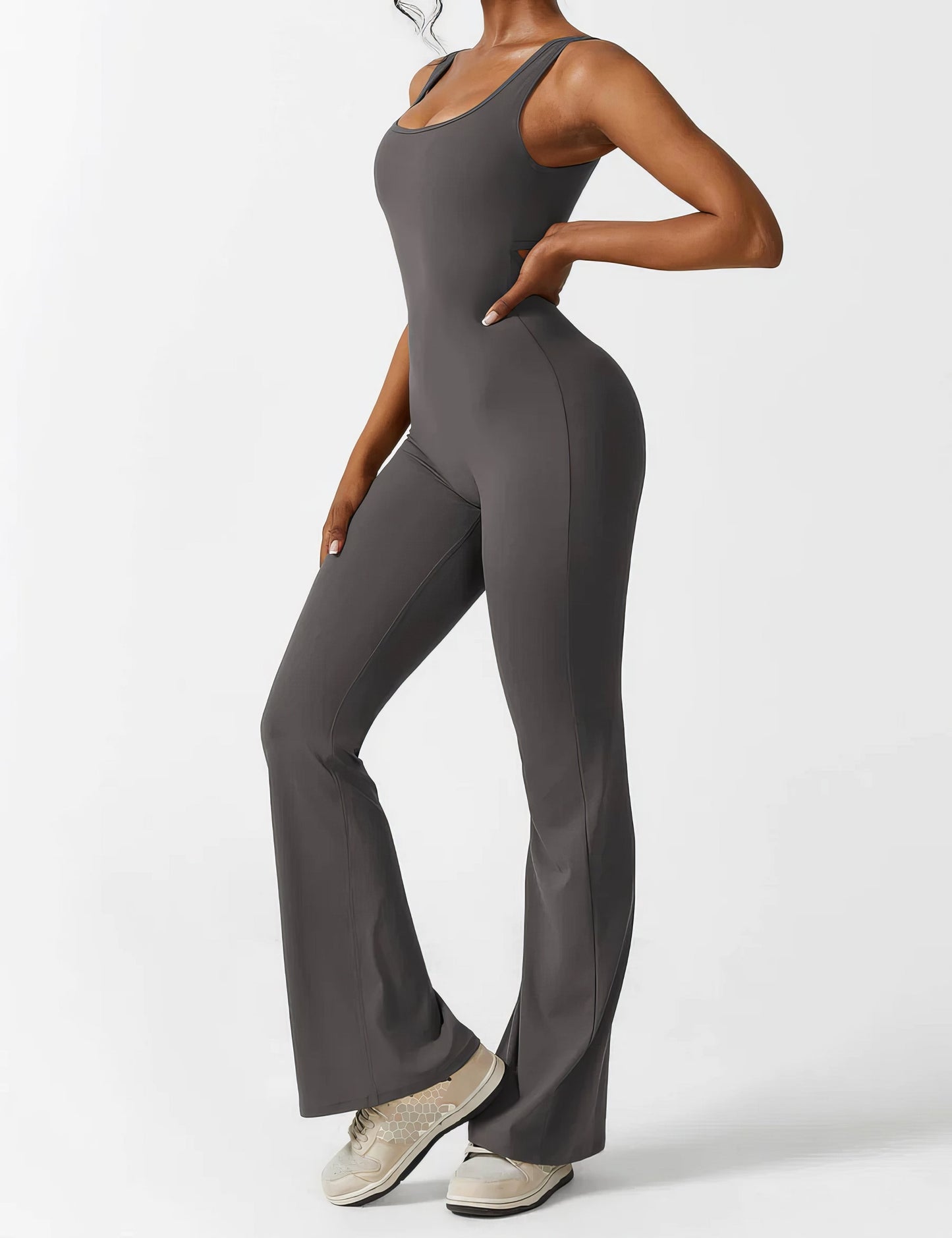 DEMI | AUSGESTELLTER JUMPSUIT MIT V-RÜCKEN