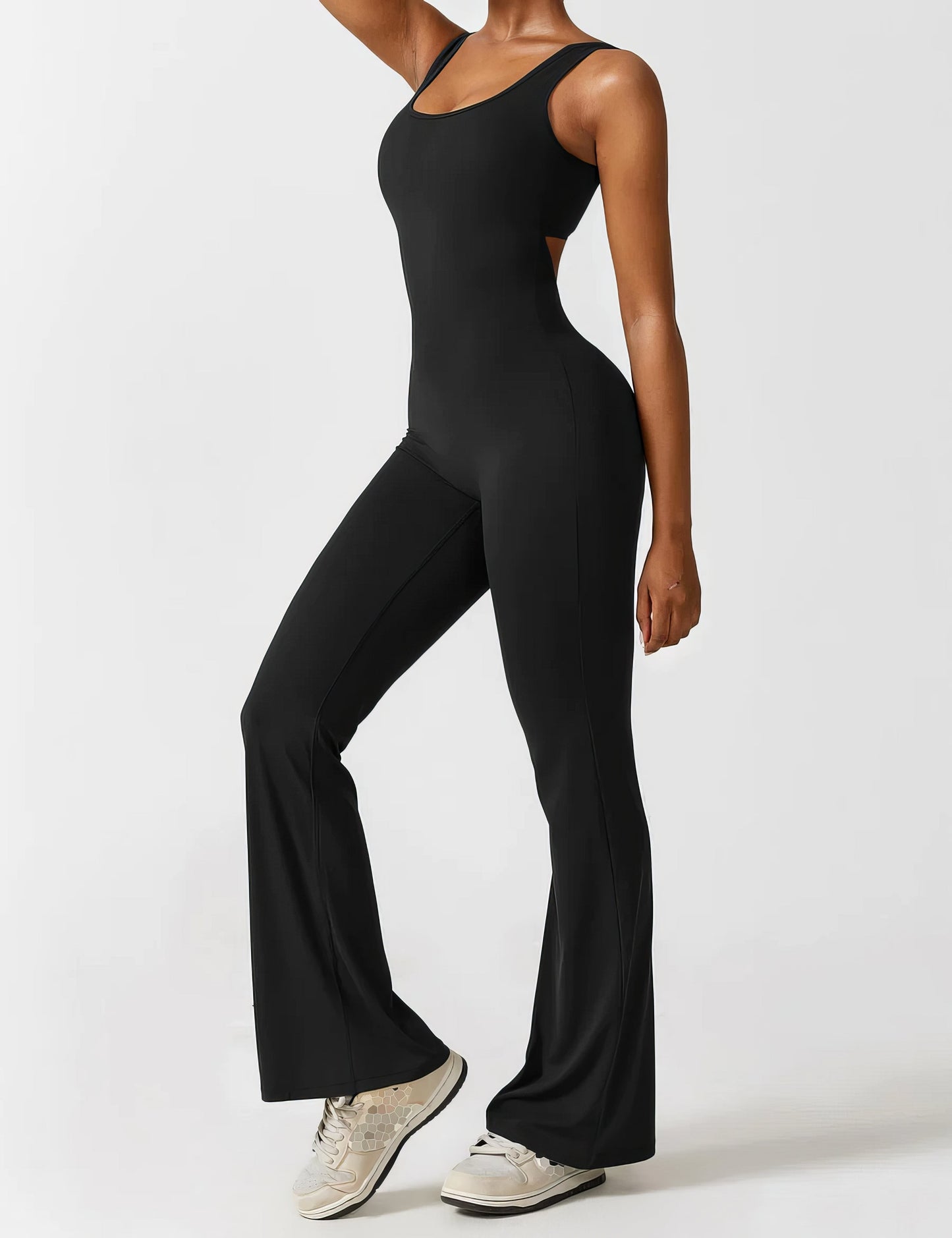 DEMI | AUSGESTELLTER JUMPSUIT MIT V-RÜCKEN