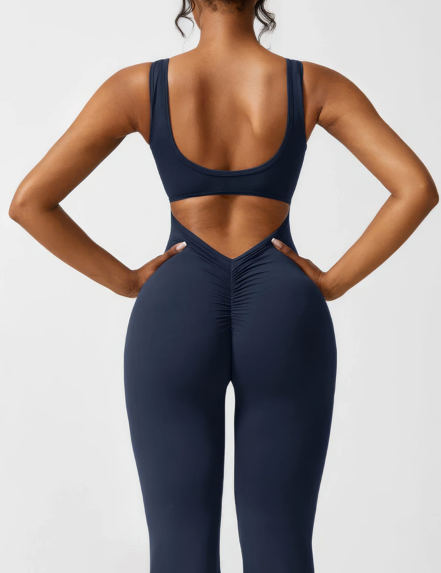 DEMI | AUSGESTELLTER JUMPSUIT MIT V-RÜCKEN