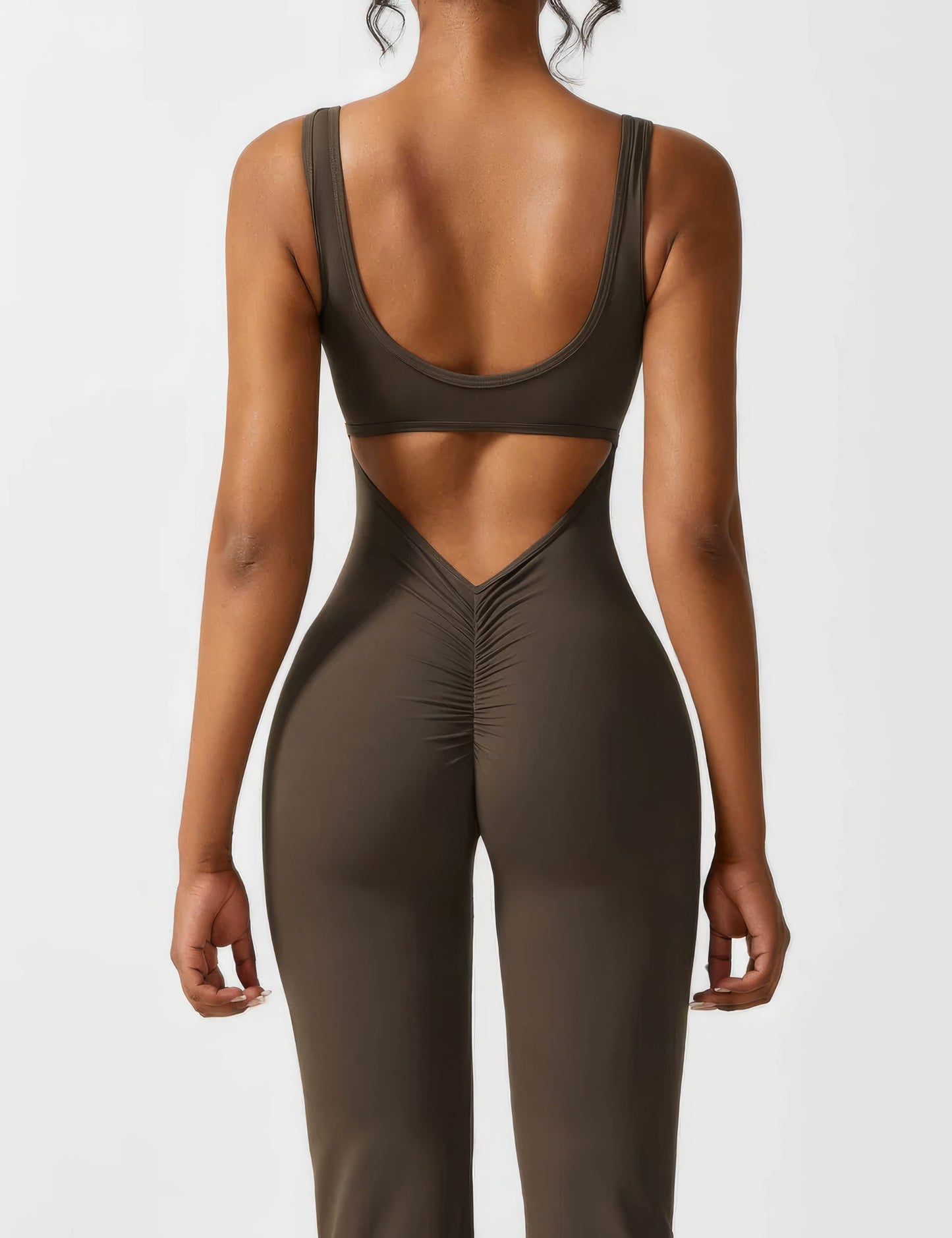 DEMI | AUSGESTELLTER JUMPSUIT MIT V-RÜCKEN