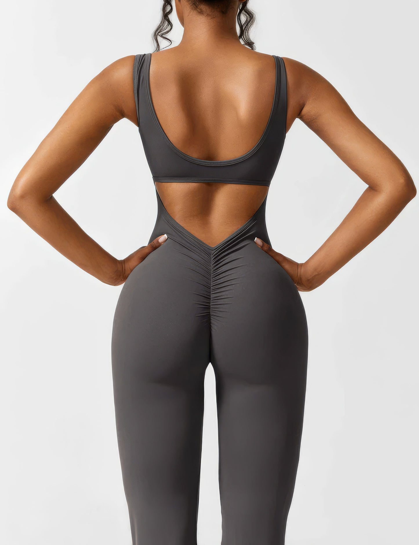 DEMI | AUSGESTELLTER JUMPSUIT MIT V-RÜCKEN