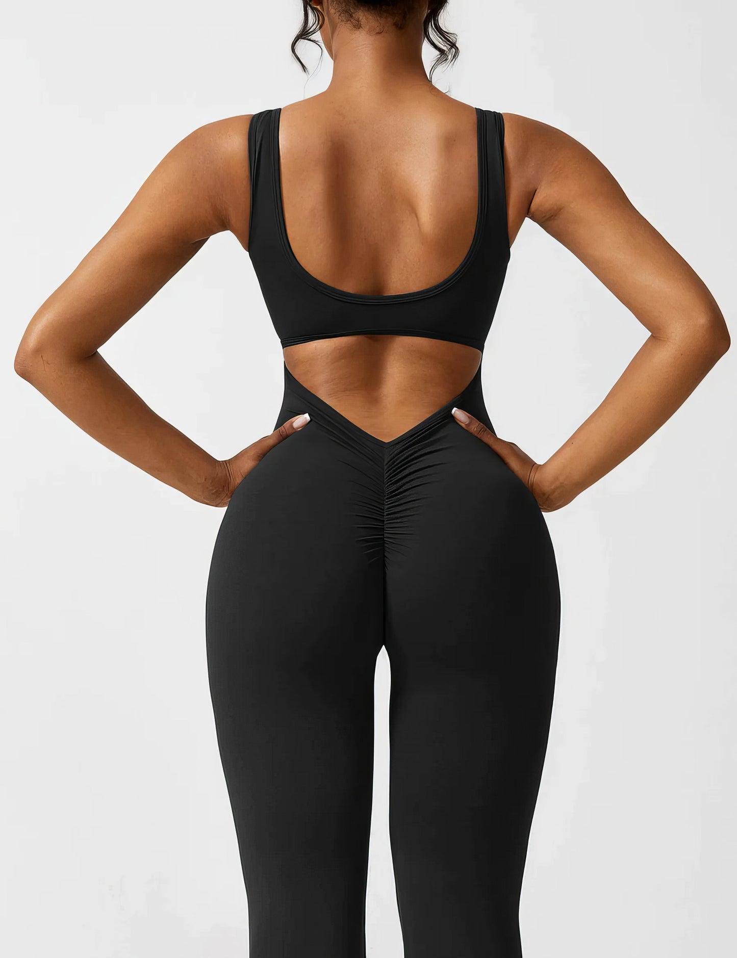 DEMI | AUSGESTELLTER JUMPSUIT MIT V-RÜCKEN