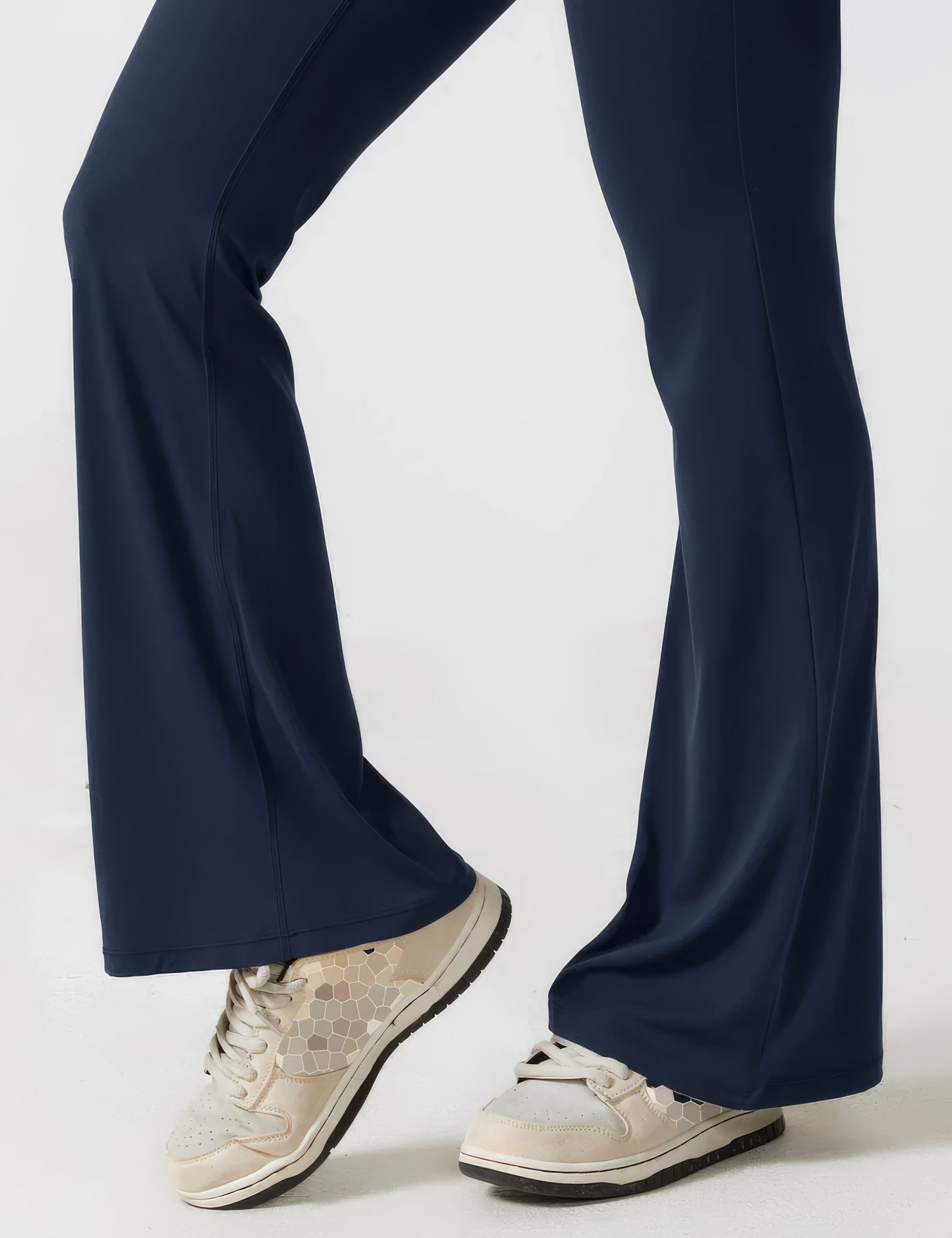 DEMI | AUSGESTELLTER JUMPSUIT MIT V-RÜCKEN
