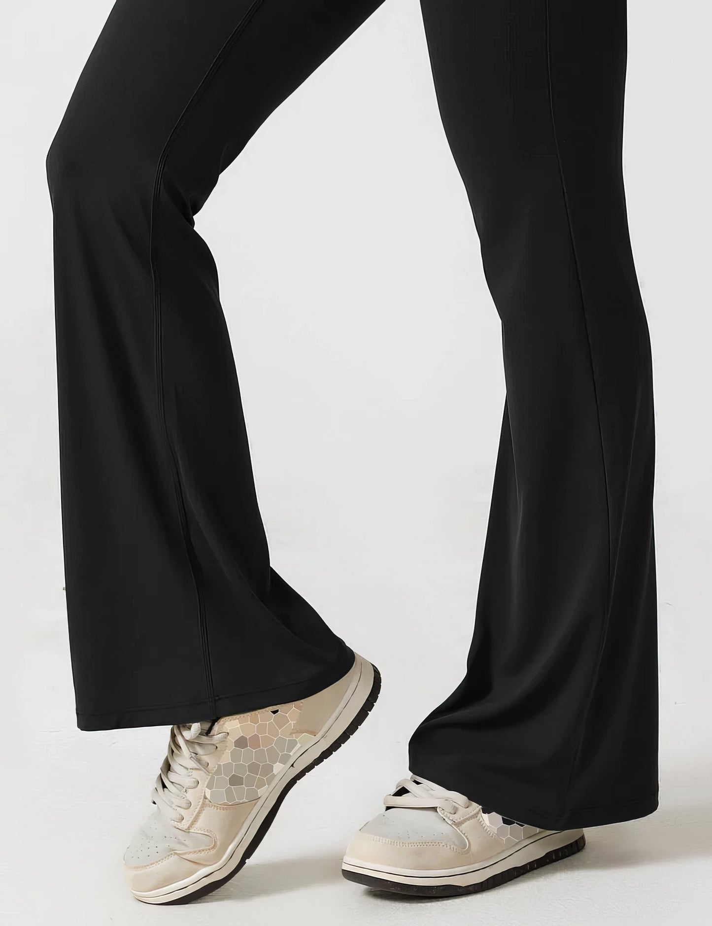 DEMI | AUSGESTELLTER JUMPSUIT MIT V-RÜCKEN
